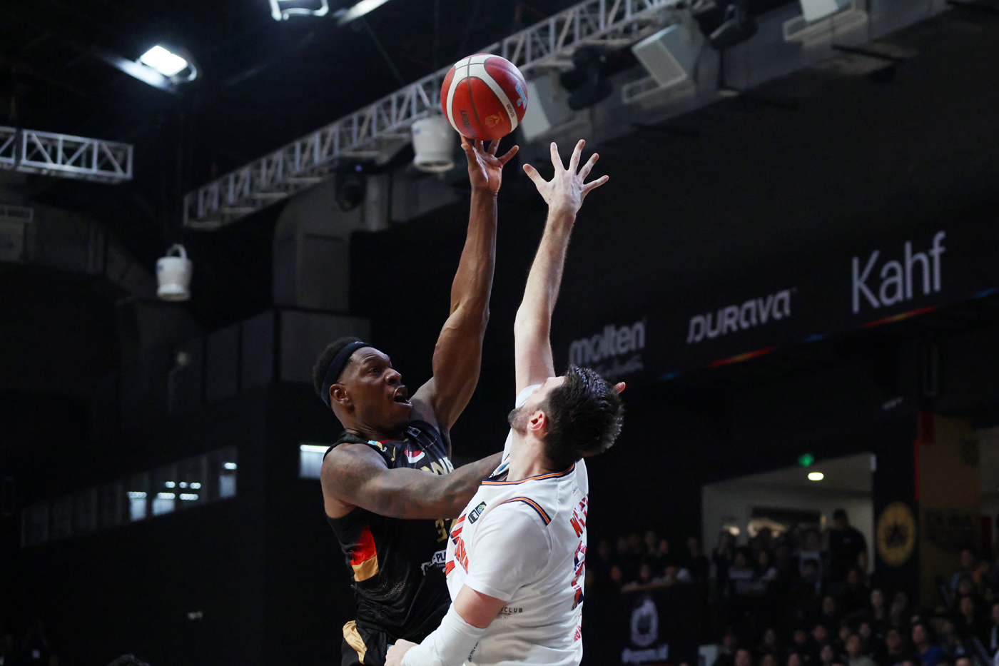 Dewa United Banten vs Pelita Jaya Jakarta pada pertandingan babak pertama final Indonesian Basketbal