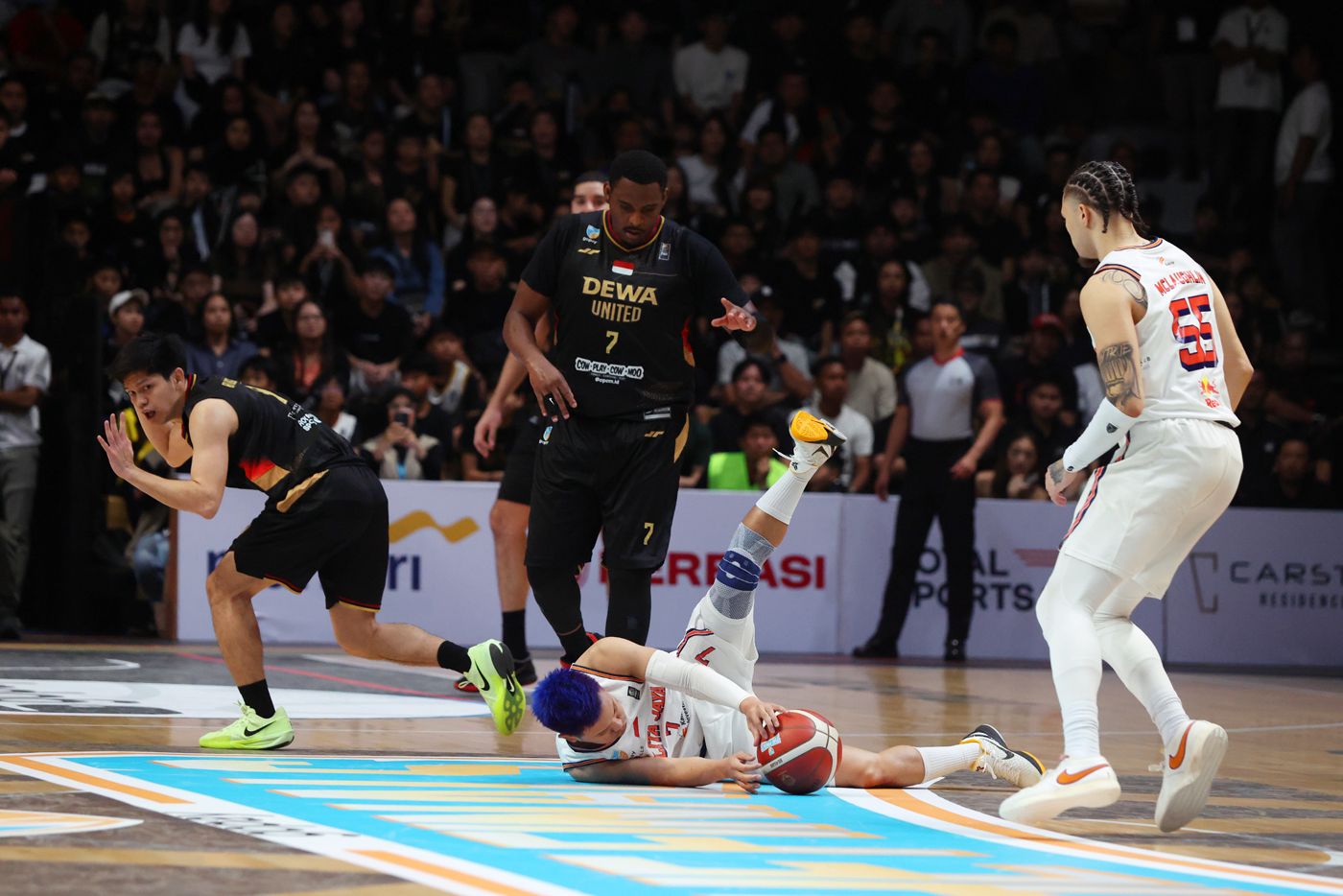 Dewa United Banten vs Pelita Jaya Jakarta pada pertandingan babak pertama final Indonesian Basketbal