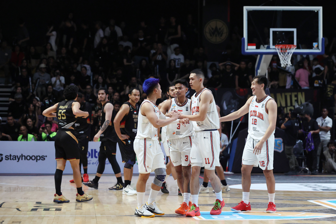 Dewa United Banten vs Pelita Jaya Jakarta pada pertandingan babak pertama final Indonesian Basketbal