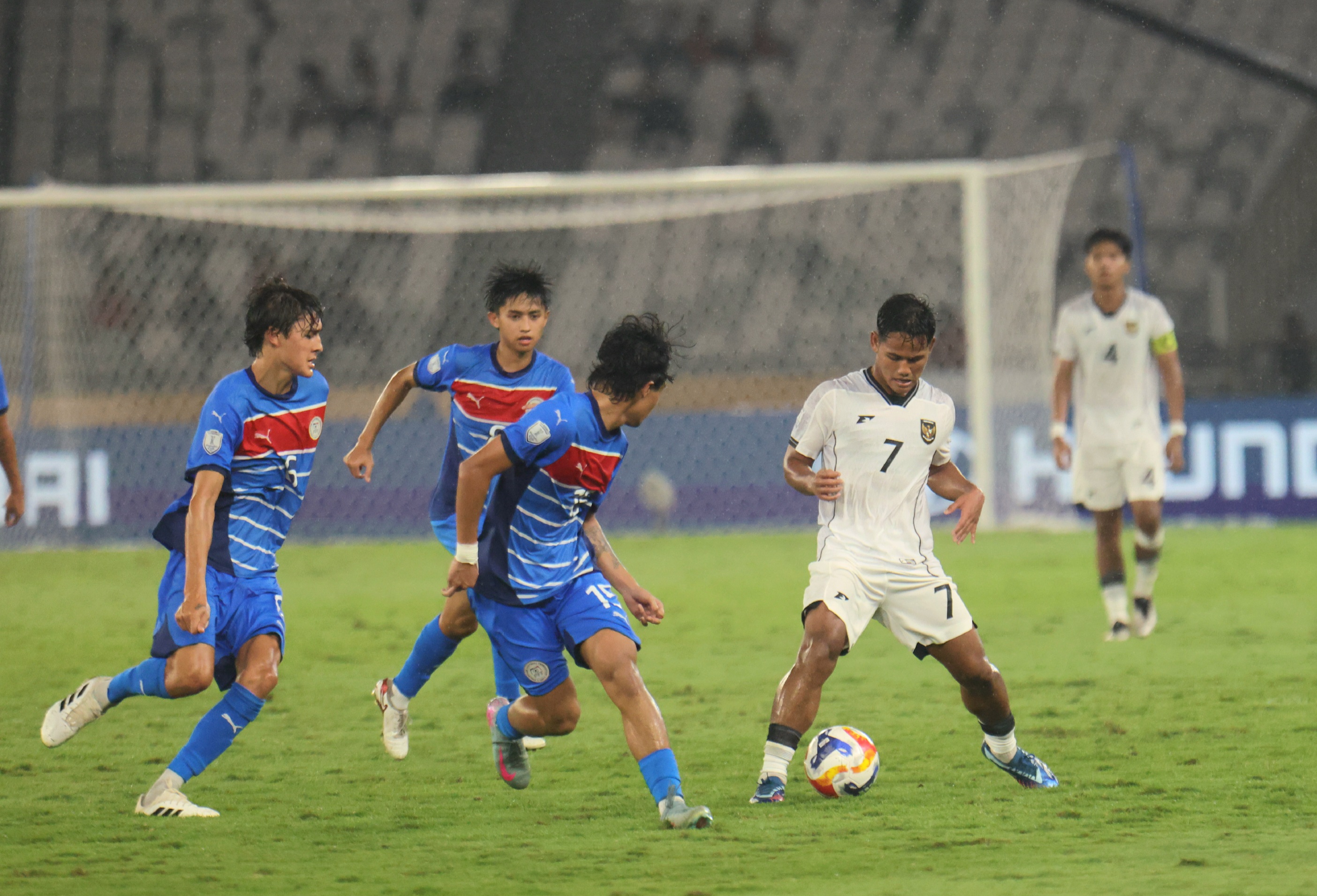 Timnas U-23 Indonesia vs Filipina dalam pertandingan penyisihan Grup A Piala AFF U-23 2025 di SUGBK, Senayan, Jakarta, Jumat (18/7/2025). (Dery Ridwansah/ JawaPos.com) - Image