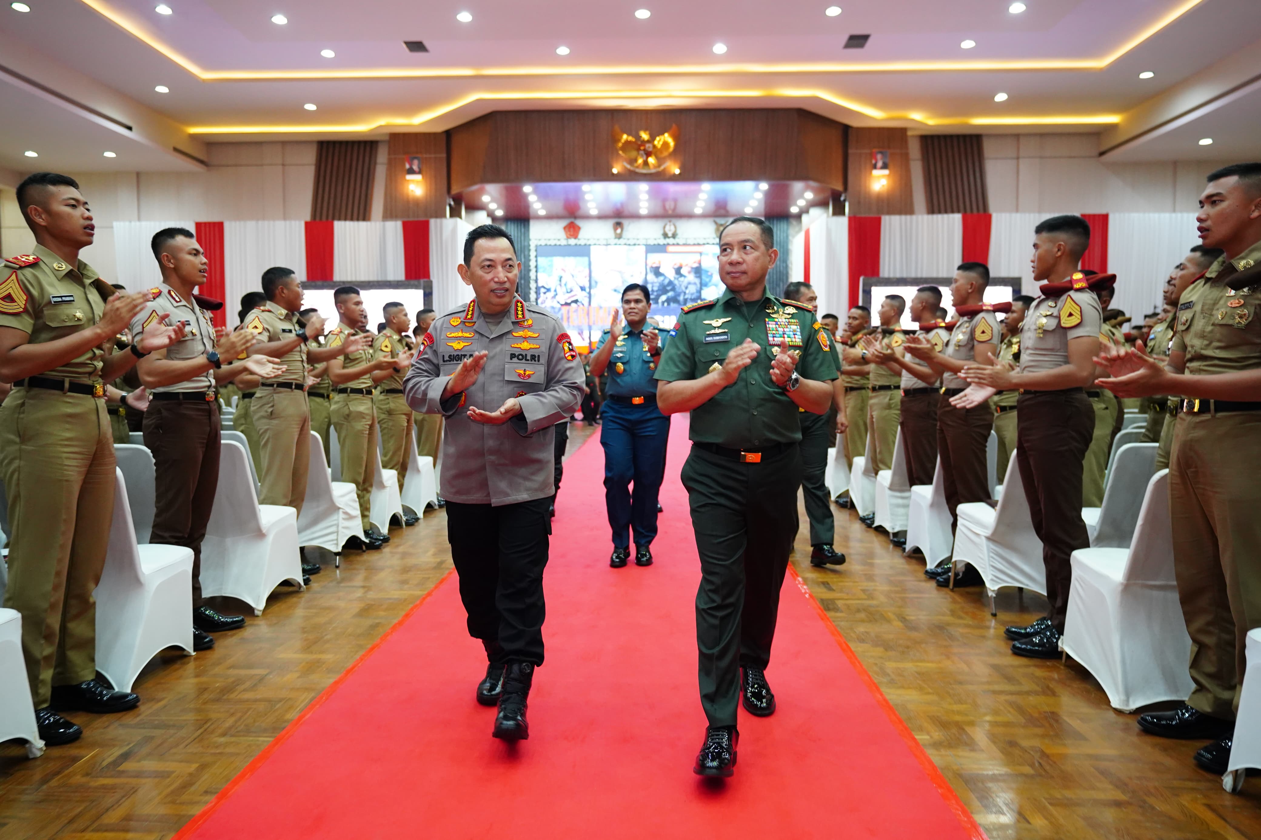 Panglima TNI Jenderal TNI Agus Subiyanto bersama Kapolri Jenderal Polisi Listyo Sigit Prabowo sebelum memberikan pembekalan kepada 2 ribu Capaja TNI-Polri di Mabes TNI pada Jumat (18/7). - Image