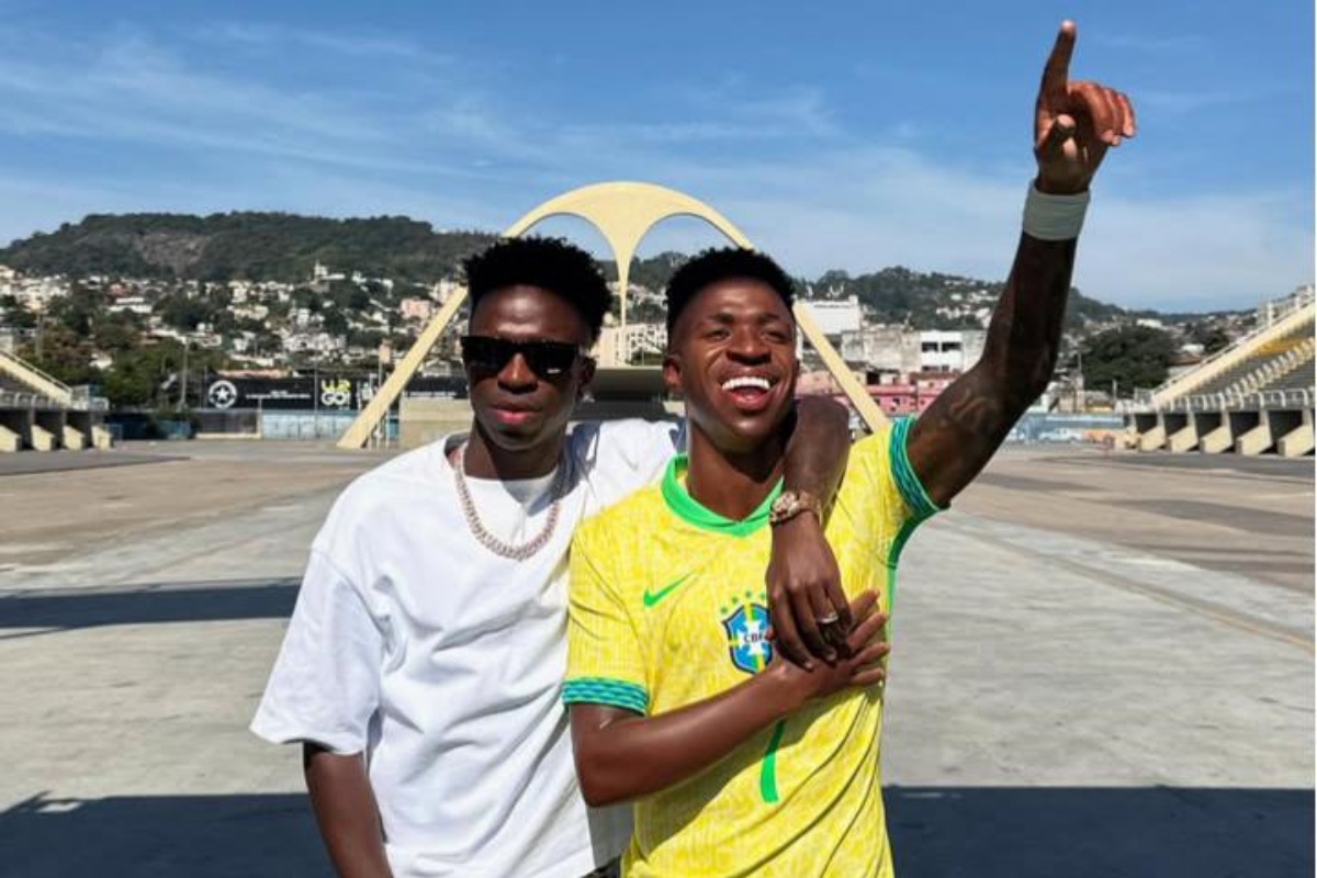 Vinicius Jr berpose dengan patung lilinnya di Sambadrome, Rio de Janeiro, sebelum dipindahkan ke Museum Madame Tussauds New York. (@vinijr) - Image