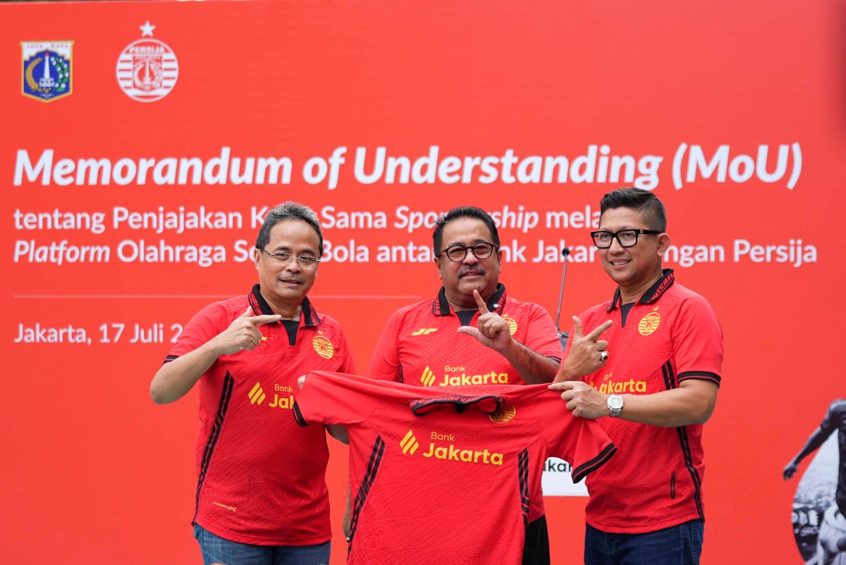 Direktur Utama Persija dan Bank Jakarta bersama Wakil Gubernur DKI menandatangani MoU sponsor. (Dok. persija) - Image