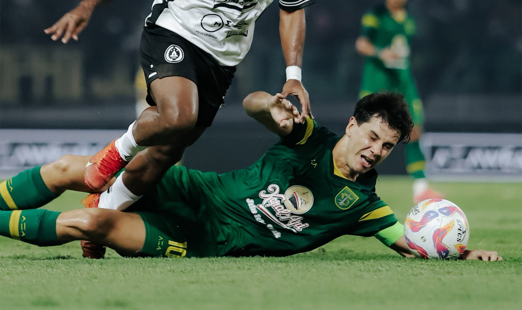 Bruno Moreira berjibaku saat menghadapi PSS Sleman. - Image