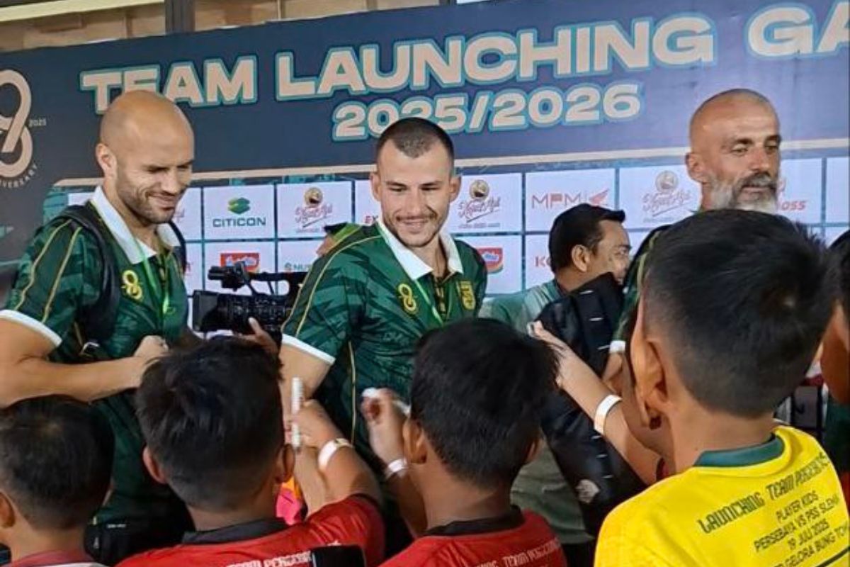 Mihailo Perovic datang bersama skuad Persebaya Surabaya. (Moch. Rizky Pratama Putra/JawaPos.com) - Image