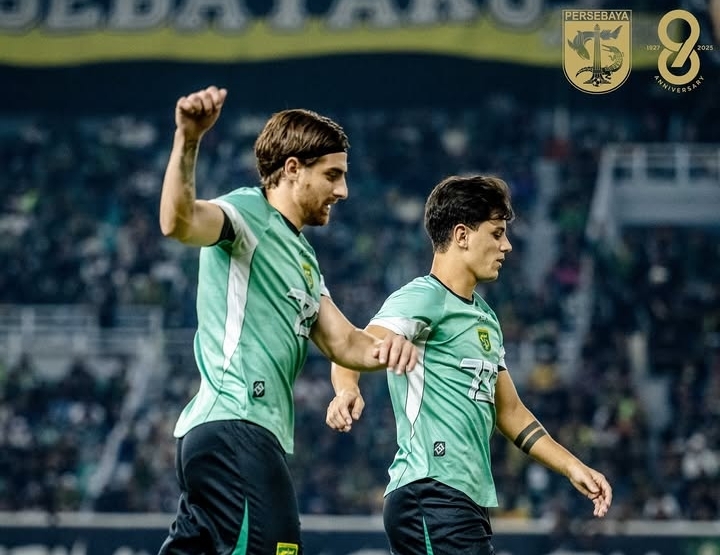 Kapten Persebaya, Bruno Moreira (kanan) dan Dejan Tumbas saat melakukan persiapan menghadapi PSS Sleman. (Media Persebaya) - Image