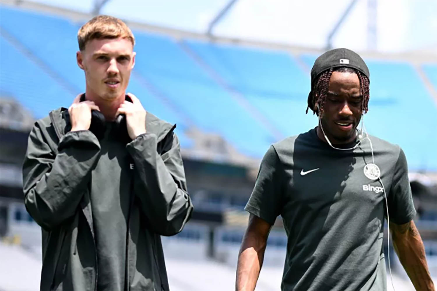 Cole Palmer dan Mikel Arteta beri dukungan untuk Noni Madueke yang resmi bergabung dengan Arsenal. (Dok. Mirror) - Image