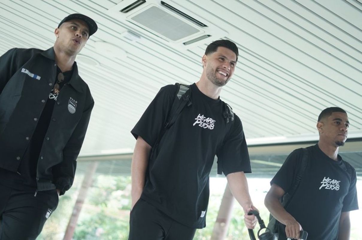 Tiga pilar asing Persib Bandung, William Marcilio, Julio Cesar, Uilliam Barros, ikut terbang ke Thailand untuk pemusatan latihan. (Dok. Persib) - Image