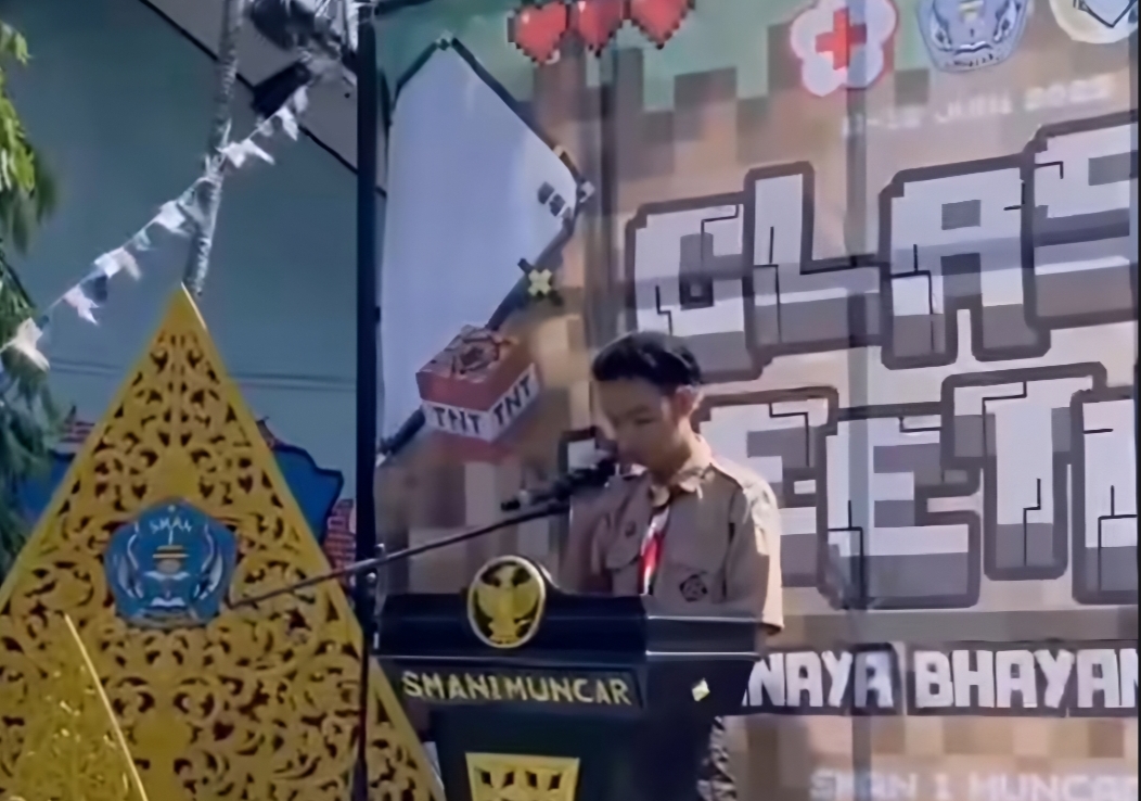 Viral diduga siswa SMAN 1 Muncar, Banyuwangi mengkritik guru dan sekolahnya saat panggung classmeeting. (Istimewa) - Image