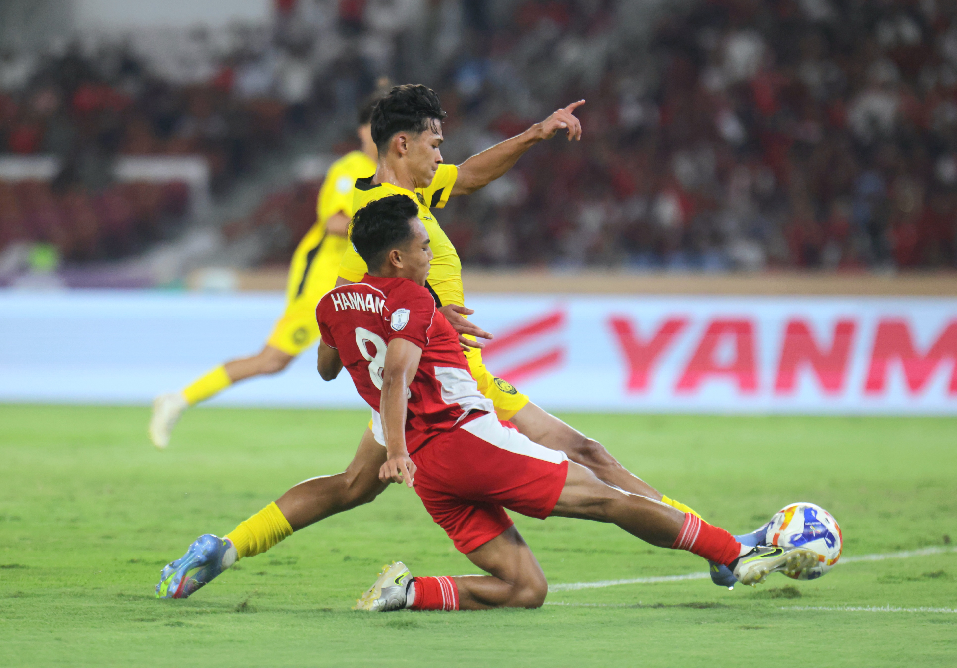 Timnas U-23 Indonesia vs Malaysia dalam pertandingan penyisihan Grup A Piala AFF U-23 2025 di SUGBK, Senin (21/7/2025). (Dery Ridwansah/ JawaPos.com) - Image