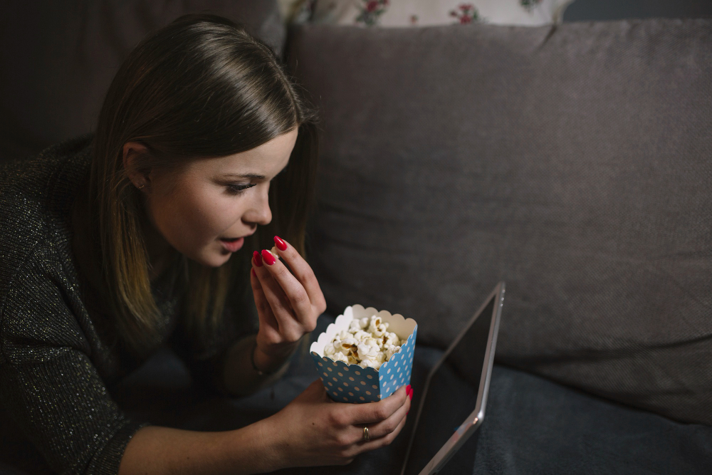 ciri kepribadian orang yang suka menonton film sejarah menurut Psikologi. (Freepik/ freepik) - Image