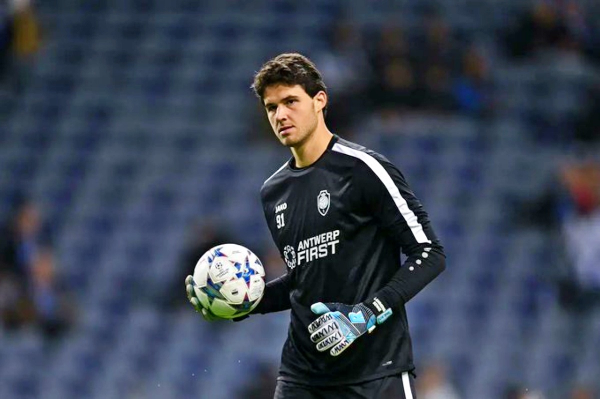 Kiper muda Belgia, Senne Lammens, dikaitkan dengan Manchester United. (Dok. Royal Antwerp) - Image