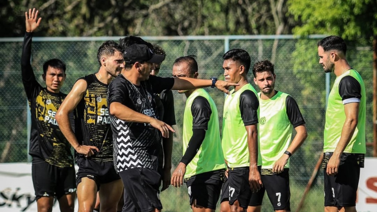 Eduardo Almeida (tengah) saat memberikan instruksi kepada para pemainnya jelang Super League 2025/2026. (Dok I.League) - Image