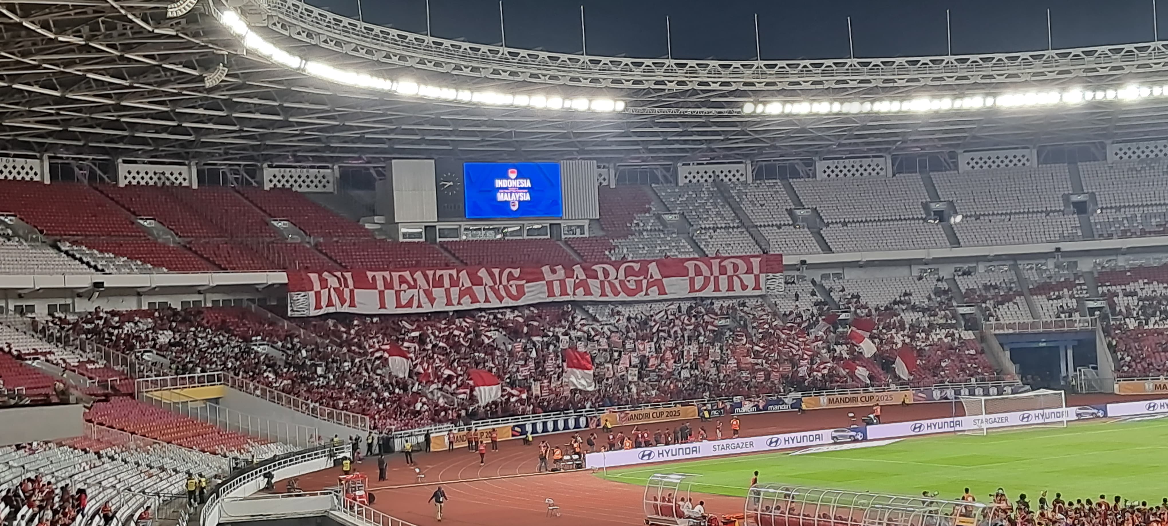 La Grande Indonesia membentangkan pesan tegas untuk Timnas Indonesia U-23 melawan Malaysia U-23. (Dimas Ramadhan/JawaPos.com) - Image
