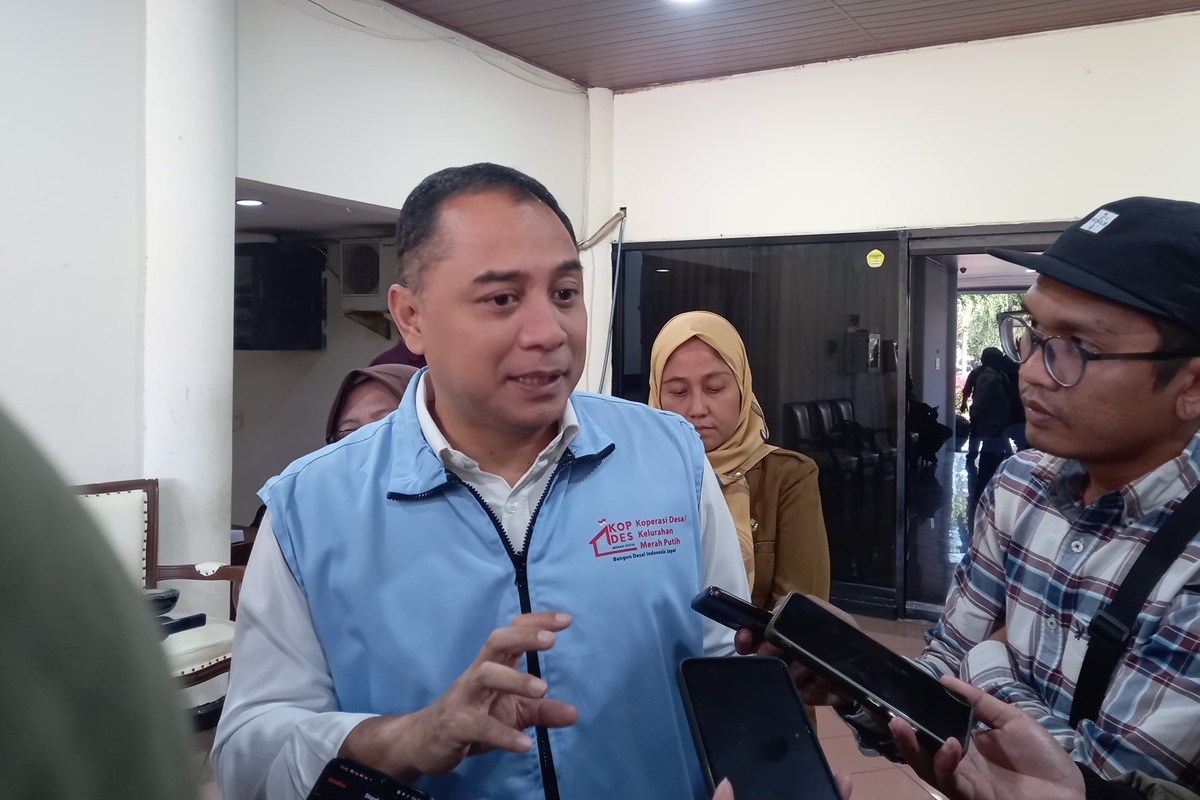 Wali Kota Surabaya, Eri Cahyadi setelah mengikuti acara peluncuran Koperasi Merah Putih, melalui zoom di Convention Hall Jalan Arief Rachman Hakim, Senin (21/7). (Novia Herawati/ JawaPos.com) - Image