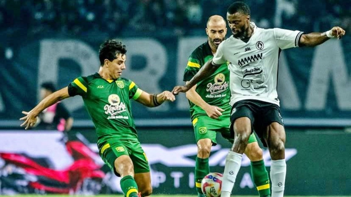 Bruno Moreira (kiri) saat menghadapi PSS Sleman dalam launching tim Persebaya Surabaya. (Dok I League) - Image