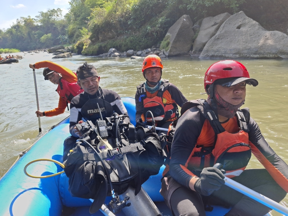 Tim SAR gabungan saat mengevakuasi jenazah pelajar MTS Negeri 1 Bondowoso setelah tenggelam di sungai Sampean Baru, Selasa (22/7). (Dokumentasi Basarnas Bondowoso) - Image