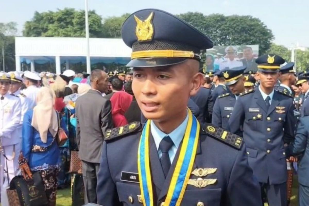 Peraih penghargaan Bintang Adhi Makayasa 2025 dari Akademi Angkatan Udara (AAU) Letda Axel Fahreza Aditama. (Antara) - Image