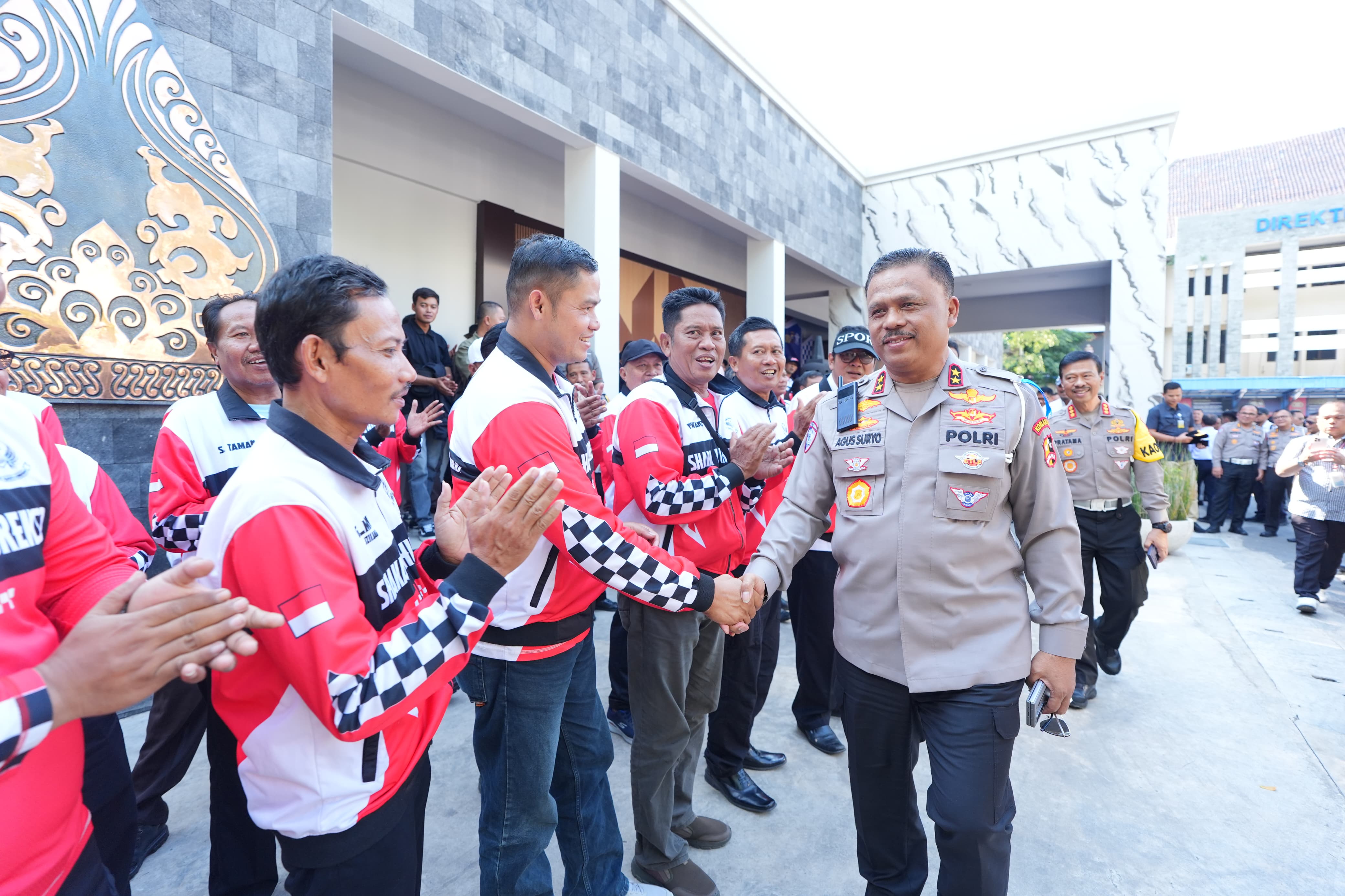 Kakorlantas Polri Irjen Pol Agus Suryonugroho bertemu anggota komunitas otomotif Jawa Tengah. (Korlantas Polri) - Image