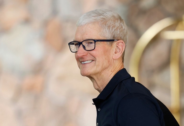 CEO Apple Tim Cook dinilai masih memiliki pekerjaan penting dalam mendorong strategi AI perusahaan, menurut sejumlah pakar kepemimpinan global. (fortune) - Image