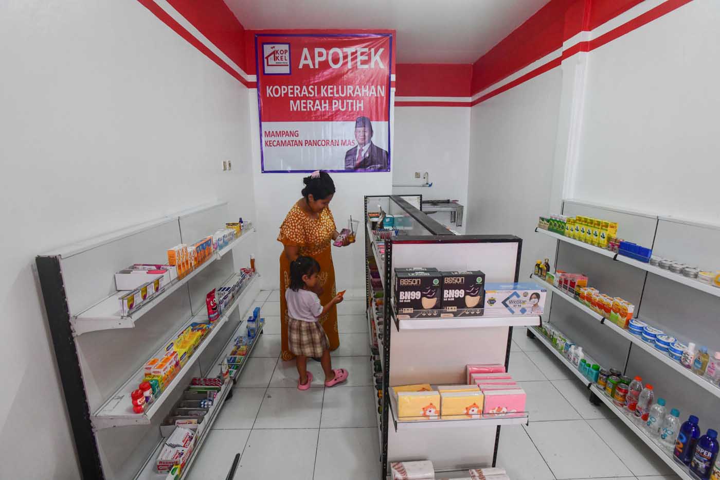 Warga membeli kebutuhan sehari-hari pada gerai sembako dan klinik kesehatan Koperasi merah Putih di