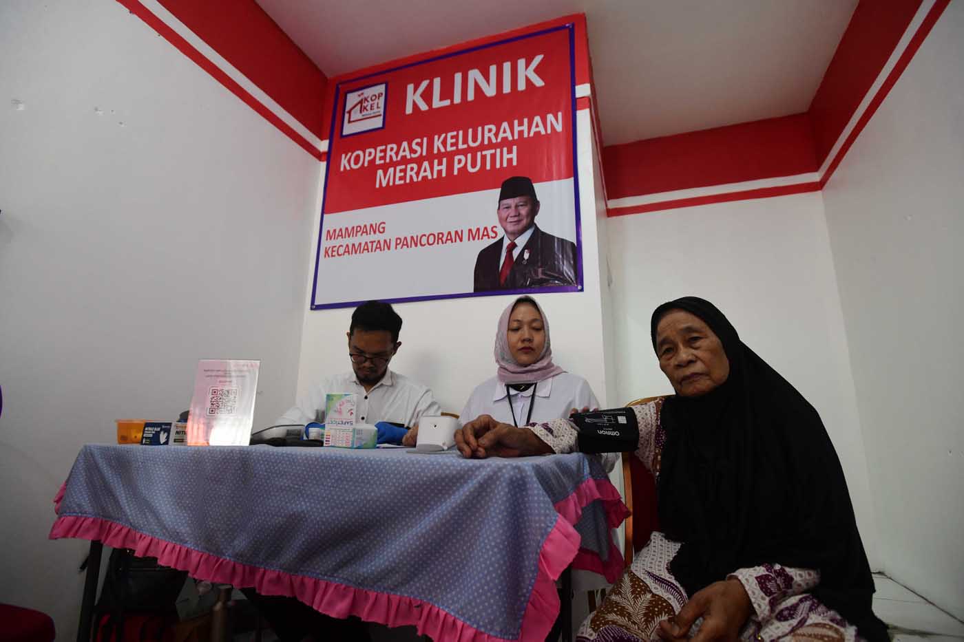 Warga melakukan aktivitas pada apotik  Koperasi merah Putih di kelurahan Mampang, Kota Depok, Jawa B