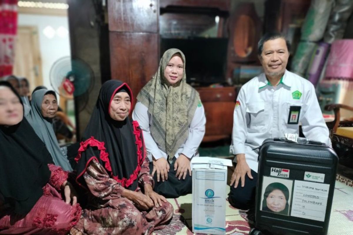 Kemenag Sumsel serahkan koper dan air zamzam milik Nurimah kepada pihak keluarga. (Kemenag Sumsel/Antara) - Image
