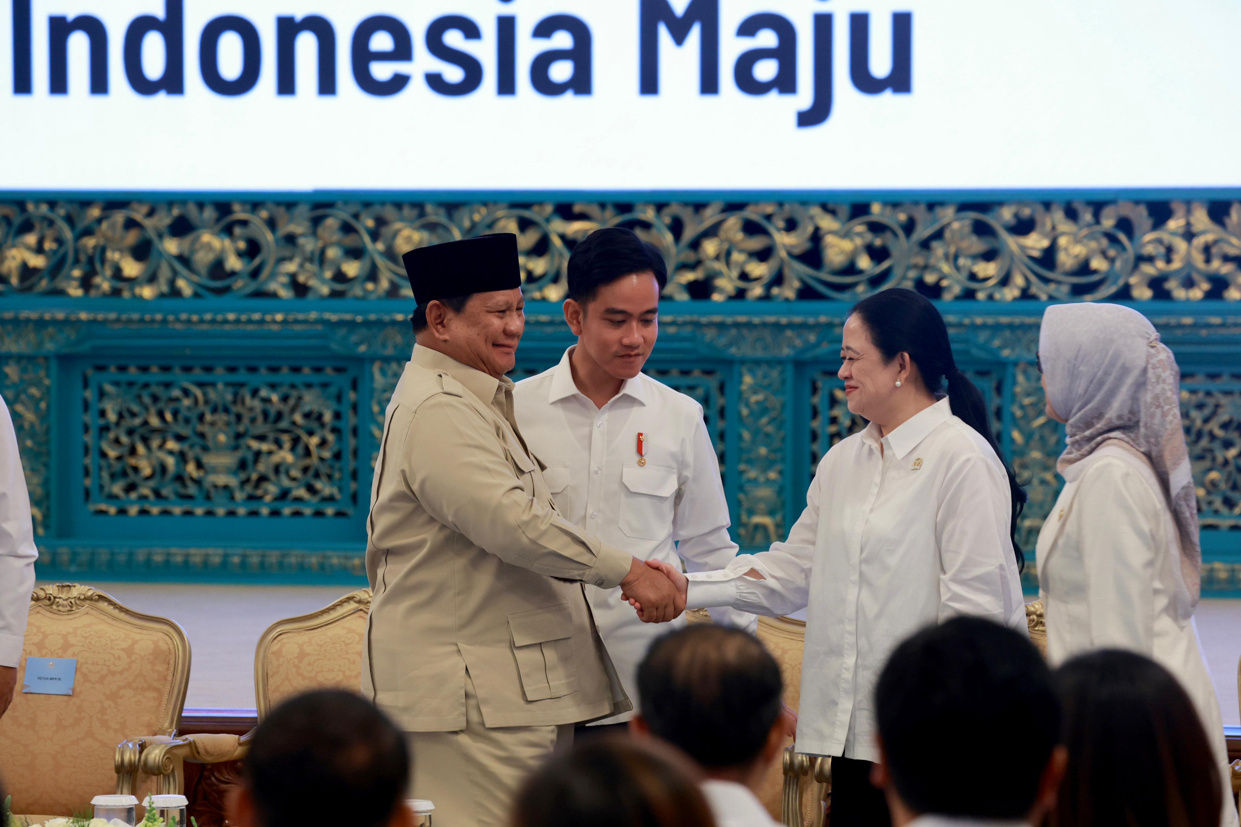 Presiden Prabowo Subianto berjabat tangan dengan Ketua DPR RI Puan Maharani di antara Wakil Presiden (Wapres) Gibran Rakabuming Raka saat peluncuran logo HUT ke-80 RI. (Istimewa) - Image