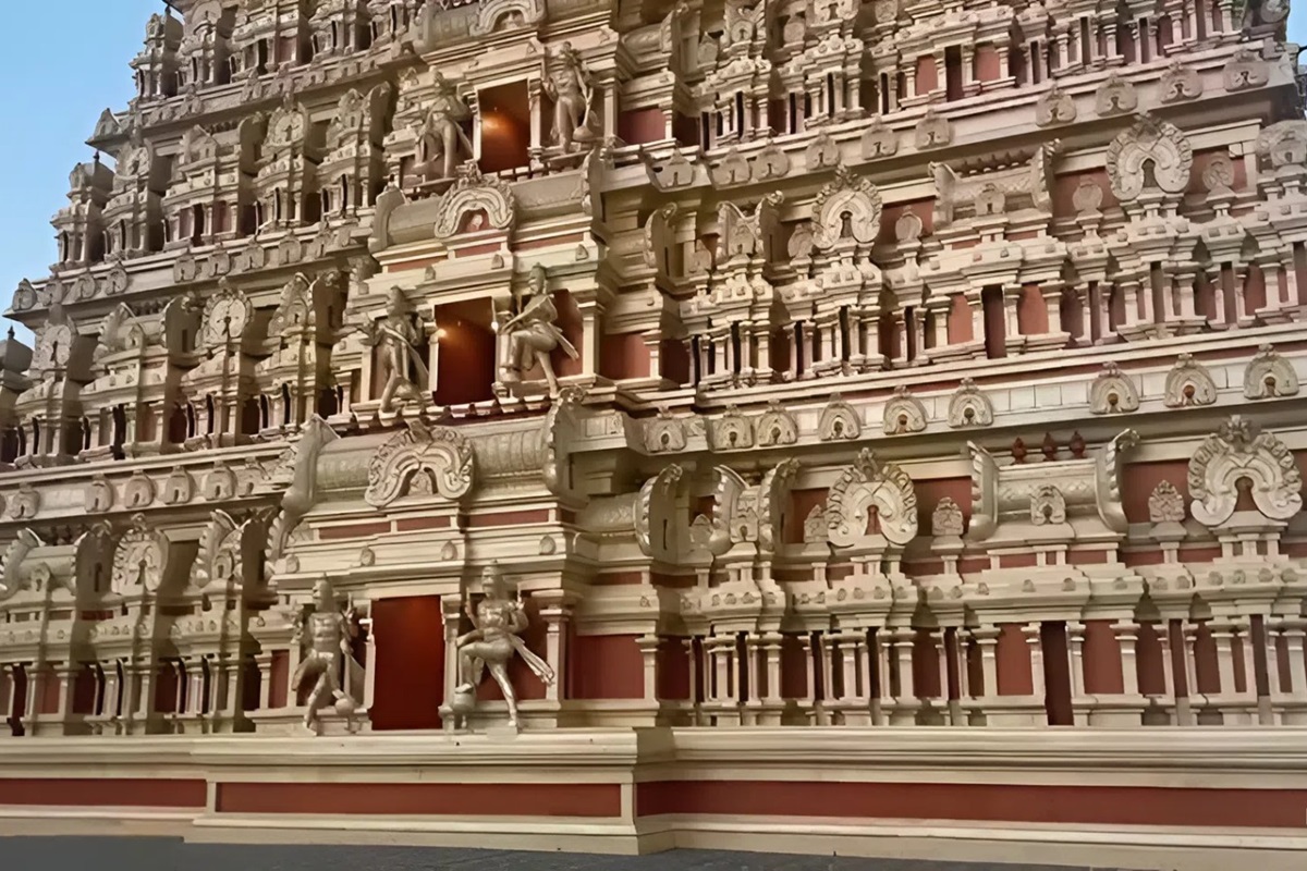 Murugan Temple ditutup sementara untuk umum setelah viral dan ramai dikunjungi masyarakat. (Ryandi Zahdomo/JawaPos.com) - Image