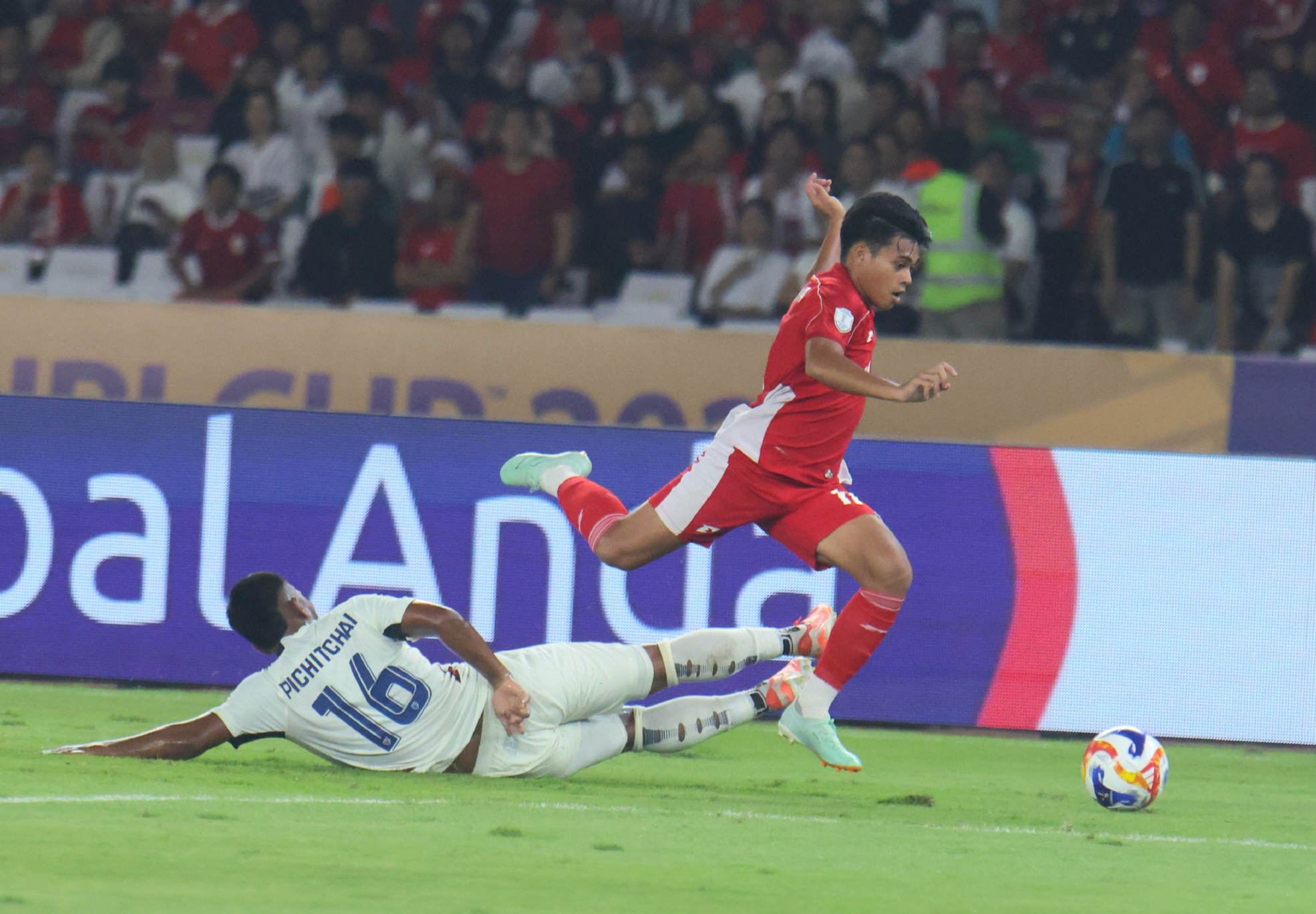 Timnas Indonesia U-23 vs Timnas U-23 Thailand dalam pertandingan semifinal Piala AFF U-23 2025 di SUGBK, Senayan, Jakarta, Jumat (25/7/2025). (Dery Ridwansah/ JawaPos.com) - Image