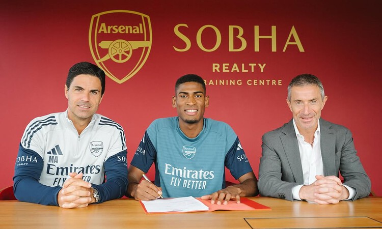Mikel Arteta, Christian Mosquera dan Direktur Arsenal. (Instagram @arsenal) - Image