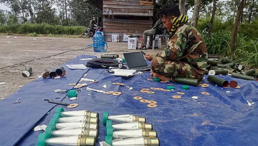 Tentara Kamboja bersiap di Preah Vihear, 24 Juli 2025, usai serangan udara Thailand memicu balasan artileri dalam sengketa perbatasan yang memanas (Dok. CNA) - Image