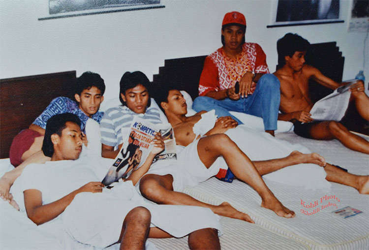 Para pemain Persebaya 1995 ketika santai di kamar Wisma Persebaya. - Image