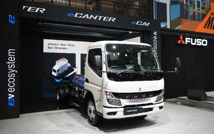 Mitsubishi Fuso eCanter turut tampil di panggung KTB lewat ajang GIIAS 2025. - Image