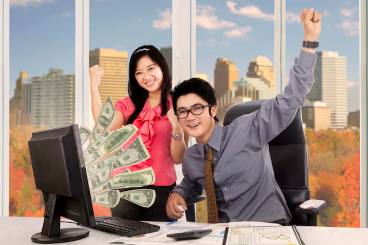 seseorang yang peroleh suntikan rezeki (Freepik/creativaimages) - Image