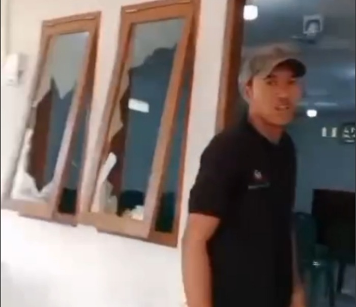 Massa membubarkan ibadah jemaat Gereja Kristen Setia Indonesia (GKSI) di Padang Sarai, Koto Tangah, Kota Padang, Sumatera Barat. (Istimewa) - Image