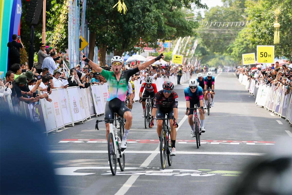 Pembalap Belanda Meijers Jeroen dari tim Victoria Sports Pro Cycling Filipina, keluar sebagai juara etape pertama secara dramatis, dengan catatan waktu 2 Jam 38 menit 23 detik. (Istimewa). - Image
