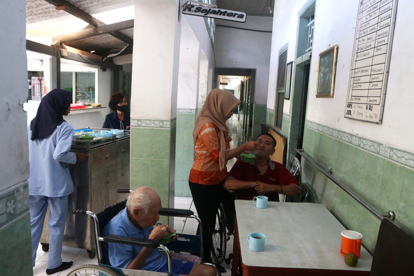 Petugas kesehatan melakukan pemeriksaan kesehatan rutin menggunakan BPJS Kesehatan di panti Wreda El