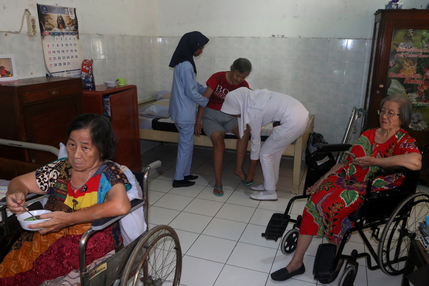 Petugas kesehatan melakukan pemeriksaan kesehatan rutin menggunakan BPJS Kesehatan di panti Wreda El