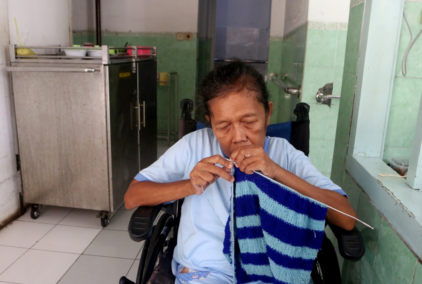 Petugas kesehatan melakukan pemeriksaan kesehatan rutin menggunakan BPJS Kesehatan di panti Wreda El