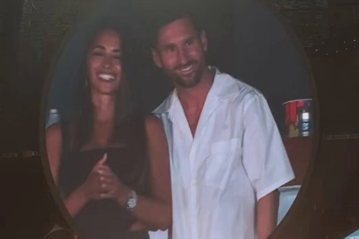 Lionel Messi dan Antonela Roccuzzo tersorot kiss cam Coldplay yang sempat viral. (X/HardRockStadium) - Image