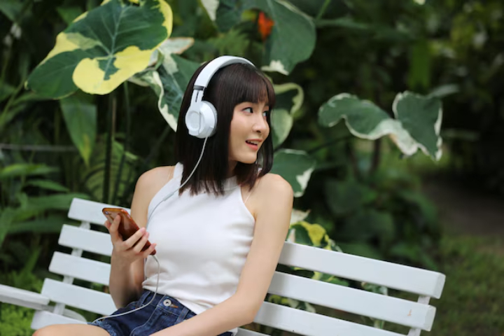 seseorang yang senang mendengarkan musik./Freepik. - Image