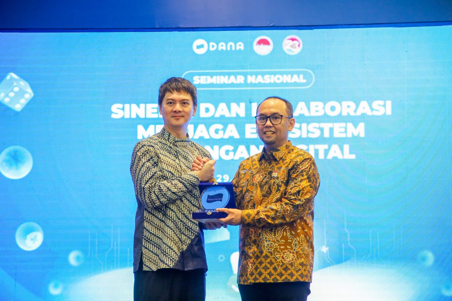 CEO & Co-Founder DANA Indonesia Vince Iswara bersama Kepala PPATK Ivan Yustiavandana. (Istimewa) - Image