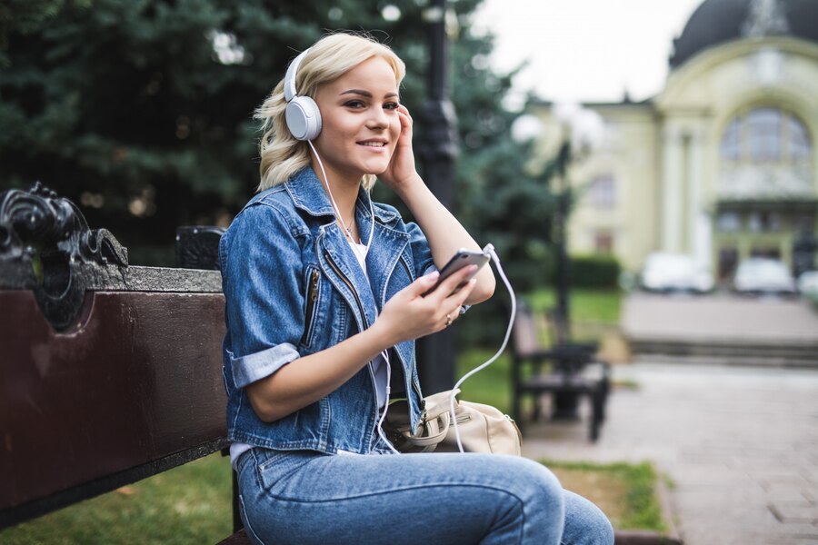 8 Perilaku Sosial Orang yang Sering Pakai Headphone di Tempat Umum Menurut Psikologi - Image