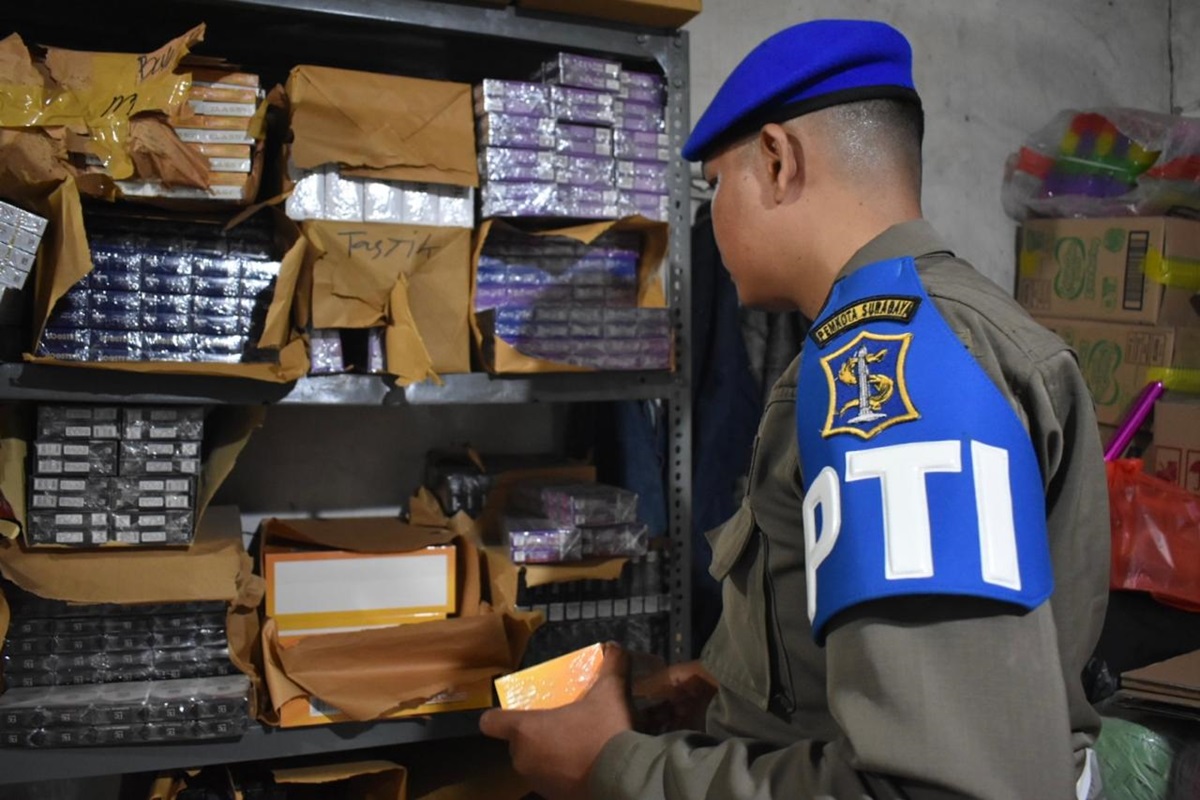 Pemkot Surabaya dan Bea Cukai Sidoarjo sita 500 lebih rokok ilegal dari toko kelontong di wilayah Asemrowo dan Menganti, Rabu (30/7). (Humas Pemkot Surabaya) - Image