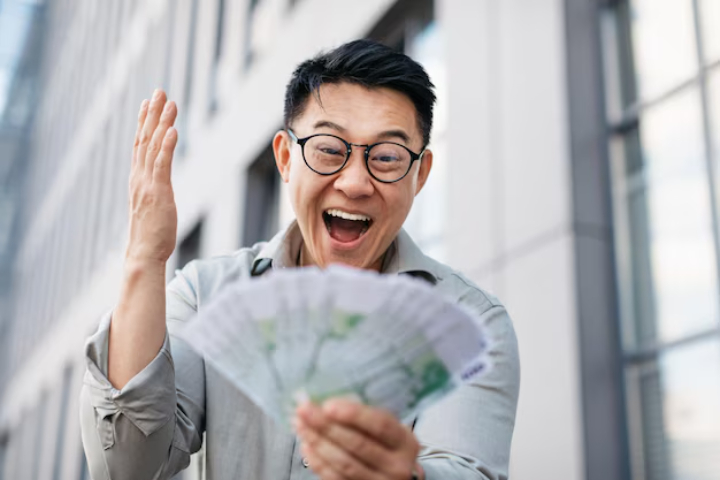 seseorang yang rezekinya diutamakan di bulan agustus ( Freepik/prostock-studio) - Image