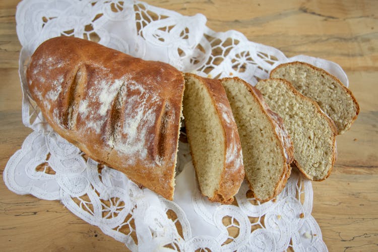 Ilustrasi roti sourdough. (Photo by Magda Ehlers/Pexels) - Image