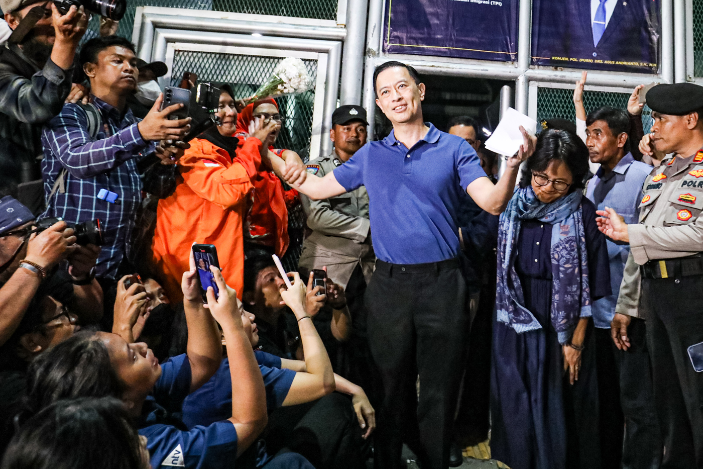 Mantan Menteri Perdagangan Thomas Trikasih Lembong atau Tom Lembong di dampingi istri Franciska Wihardja keluar dari di Rutan Cipinang, Jakarta Timur, Jumat (1/8/2025). (Salman Toyibi/ Jawa Pos) - Image