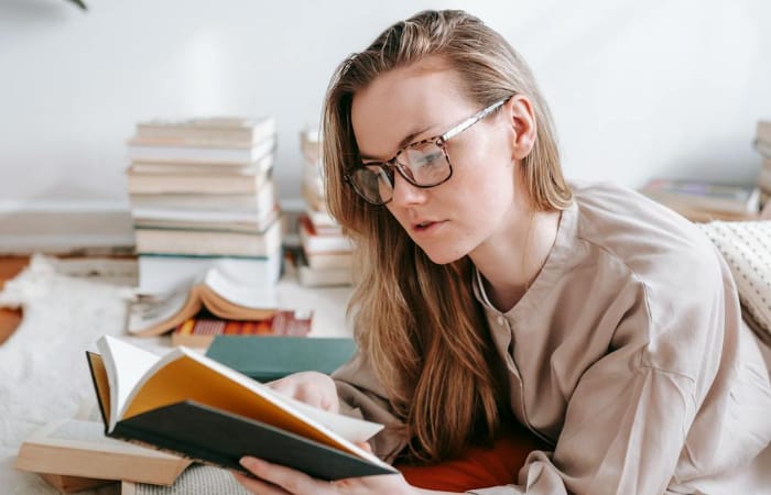 Salah satu tanda orang introvert yang cerdas emosional adalah memiliki self-awareness yang tinggi (freepik) - Image