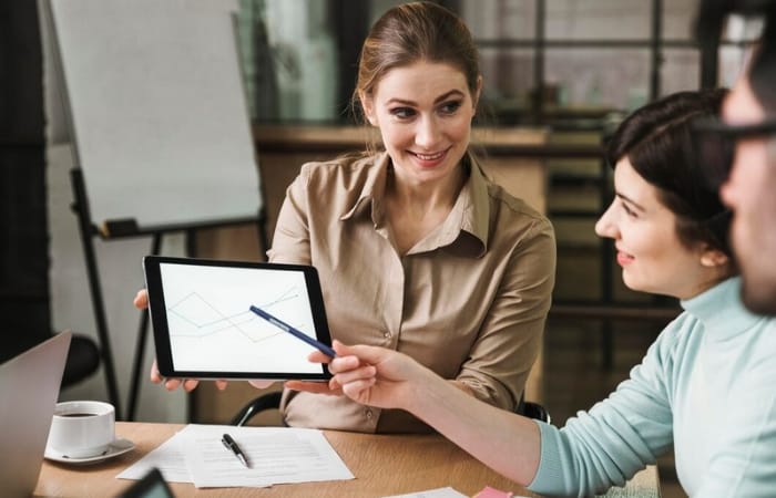 Memiliki mindset berkembang adalah salah satu tips untuk membangun rasa percaya diri (freepik) - Image